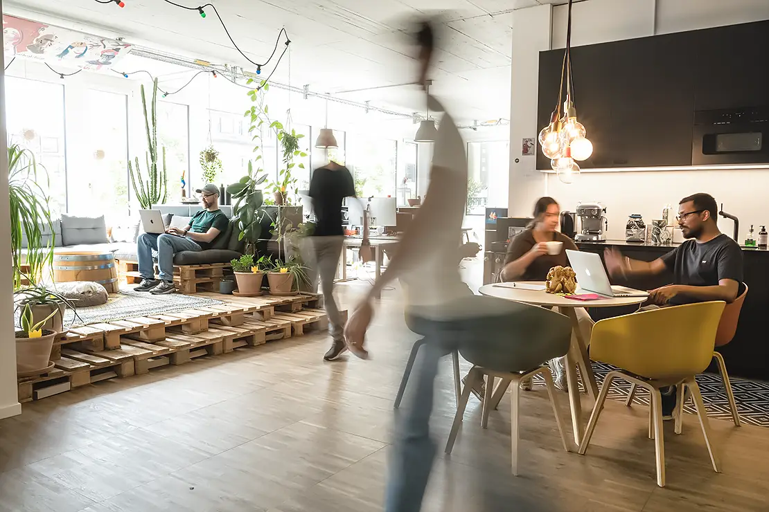 Totale vom Agenturbüro und Team